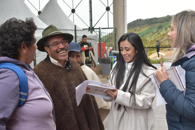 Abogada de la Secretaría Jurídica Distrital en la Feria a Tu Servicio en la Localidad de Usme