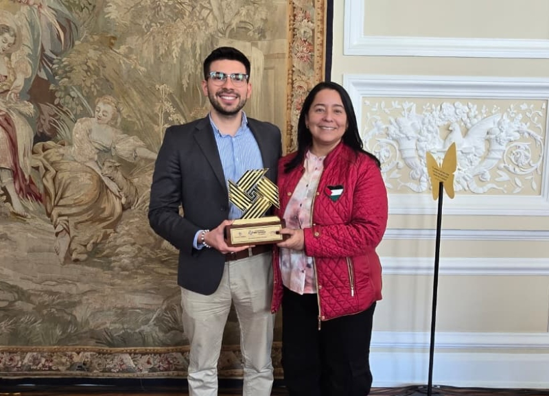 Foto de Andrés Puentes recibiendo el premio Nacional de Alta Gerencia 2025