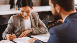 Foto de una persona firmando un contrato